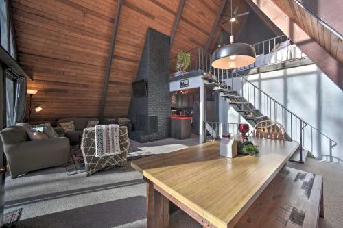 Cozy A-Frame Cabin with Pool Table 8 Mi to Mt Snow! in Wilmington, USA