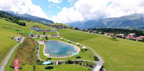 餐廳, grosses Ferienhaus mit Sauna im Skigeb. Obersaxen in 奧伯薩克森梅爾賀夫