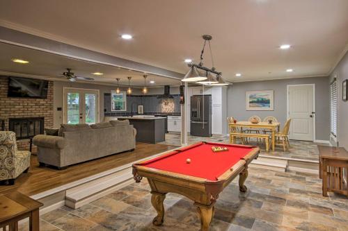 Quiet Home with Billiards Table about 3 Miles to Dtwn - image 2
