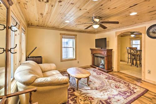 Quaint Appalachian Getaway about 2 Mi to Boone! in Boone, USA