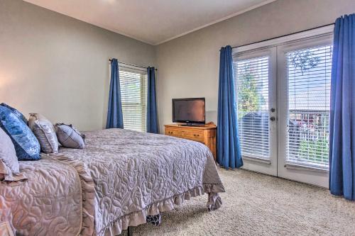 Panama City Condo with Lanai, Less Than half Mi to Beach!