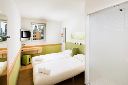 Standard Twin Room image 4