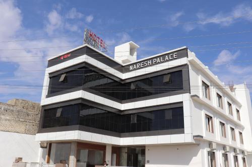 . Hotel Naresh Palace