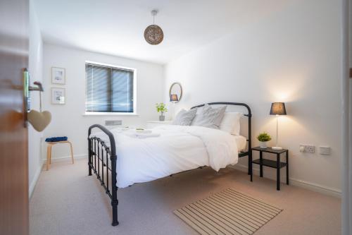Stylish Apartment with Private Parking, Cornwall