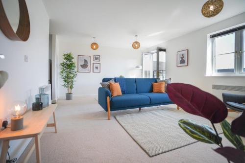 Stylish Apartment with Private Parking - Rhydlafar