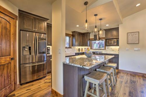 Upscale Getaway with Hot Tub Walk to Main St - image 3