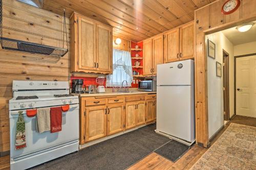 Rustic Cabin with Hot Tub about 5 Mi to Ski Slopes - image 7