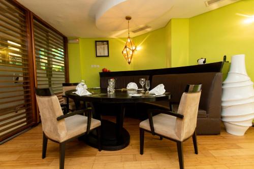 Restaurant, Best Western Premier Accra Airport Hotel in Roman Ridge