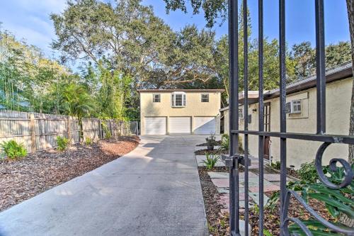 Cozy Beach Apt with Pool, 3 Mi to St Pete!