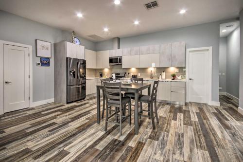 Luxe Modern Houston Apt - 1 Mile to The Galleria! - image 2