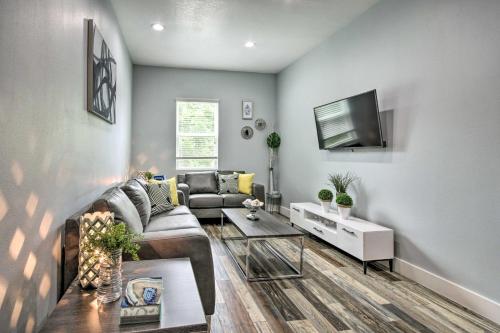 Luxe Modern Houston Apt - 1 Mile to The Galleria! - image 3