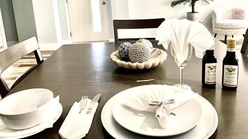 Luxe Modern Houston Apt - 1 Mile to The Galleria! - image 14