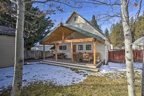 Cozy Dtwn Cabin Less Than 10 Mi to Mt Shasta Ski Park - main image