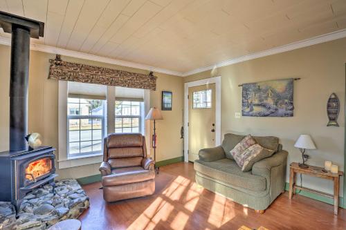 Cozy Dtwn Cabin Less Than 10 Mi to Mt Shasta Ski Park - image 3