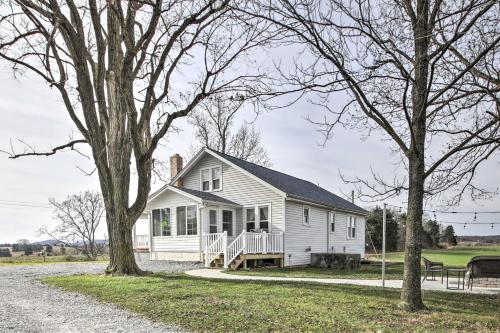 Farm-Style Ste Genevieve Retreat with Fire Pit! in Avon, USA