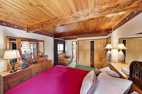 Walk to Resort! Summit Basecamp with Private Hot Tub home - image 6