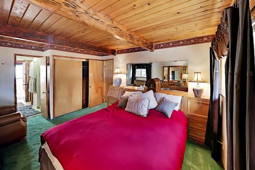 Walk to Resort! Summit Basecamp with Private Hot Tub home - image 8