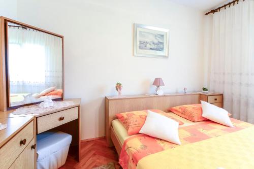  Apartments Jadranka 1705, Unterkunft in Kaštela