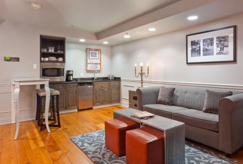 One Bedroom Suite  image 9