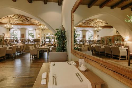 287242381 Art Hotel