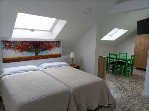 1 queen bed, 2 twin beds