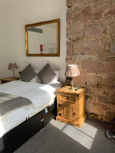 Royal Mile Suites by the Castle - Tap to explore photos