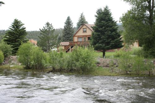 Otters Place in South Fork, USA