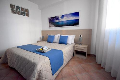 1 queen bed, 2 sofa beds