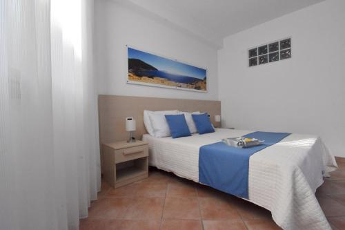 1 queen bed, 2 sofa beds