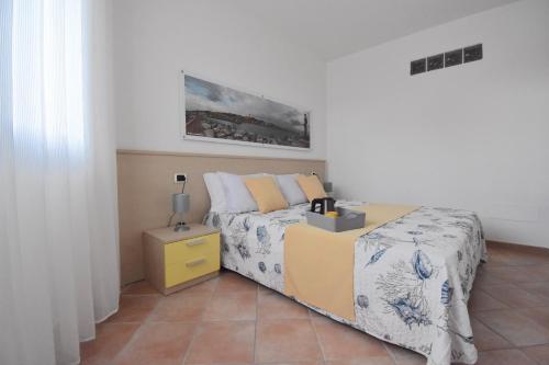 1 queen bed, 2 sofa beds