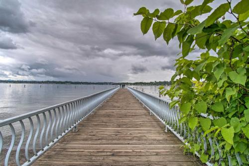 Charming Updated Retreat Walk to Lake Stevens!