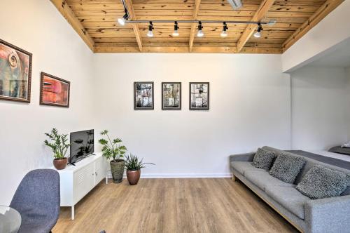 Cozy Artists Cottage 3 Mi to Lookout Mtn! in Chattanooga, USA