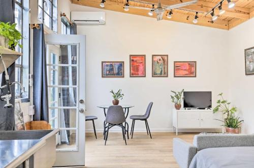 Cozy Artists Cottage 3 Mi to Lookout Mtn! in Chattanooga, USA