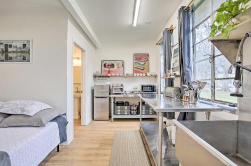 Cozy Artists Cottage 3 Mi to Lookout Mtn! in Chattanooga, USA