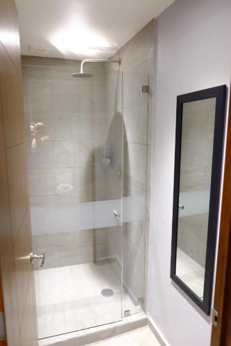 Bathroom, izZzleep Aeropuerto Terminal 1 in Mexico City