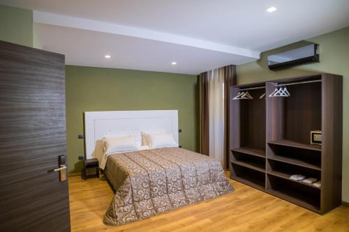 1 queen bed, 1 sofa bed