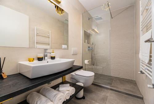 Gold Penthouse with Terrace, Mountain View and Jacuzzi image 7