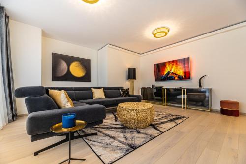 Gold Penthouse with Terrace, Mountain View and Jacuzzi room in MK Apartments Brasov
