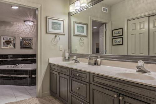 Admirals Quarters 1505 - image 2