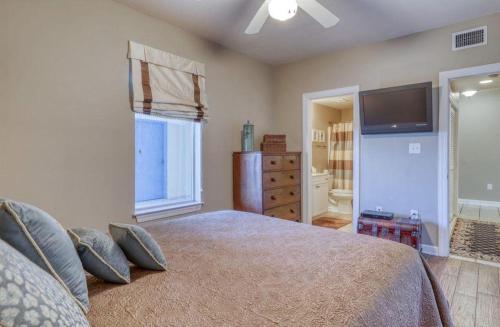 Admirals Quarters 1205 - main image