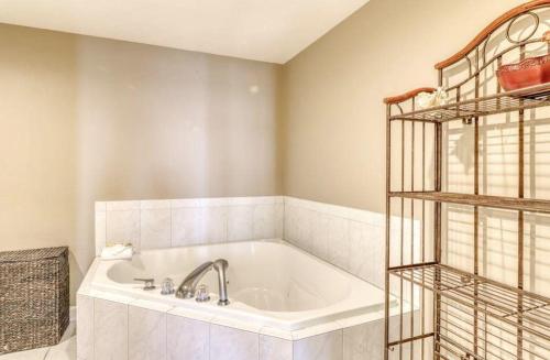 Admirals Quarters 1205 - image 6