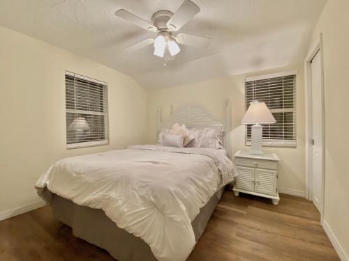 Siesta Beach Cottage Sleeps 6 Walk to Beach Stores & Restaurants - image 7
