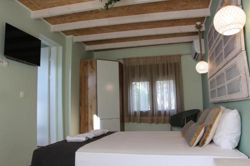 Lamprini's Deluxe Studios Lamprini's Deluxe Studios