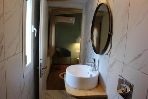 Lamprini's Deluxe Studios Lamprini's Deluxe Studios