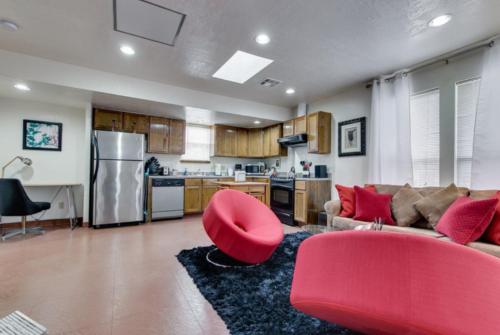Bright OKC Midtown Studio-Coolest neighborhood near Harn Homestead