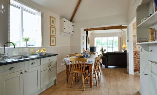 Viesnīcas āriene, East Green Farm Cottages - The Granary in Kelsale