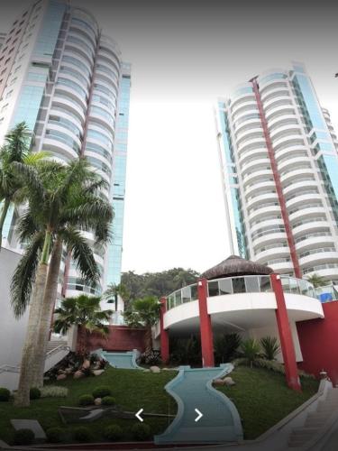 Apto em Home Club alto padrao quadra mar - Barra Norte