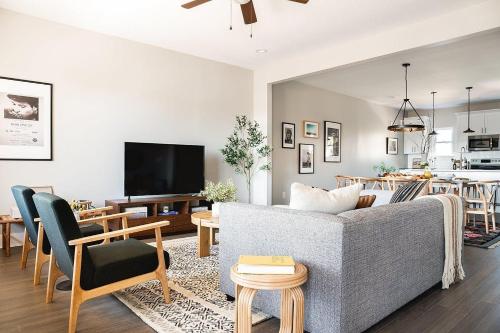Cherokee Buyout 3 - Sleeps 20! Home w Southern Flare