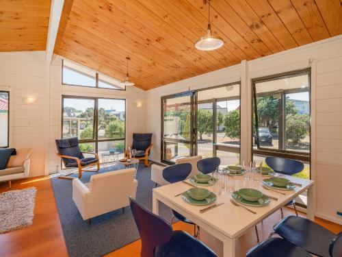 Zuhanyzó, Champion Bach - Pauanui Holiday Home in Pauanui