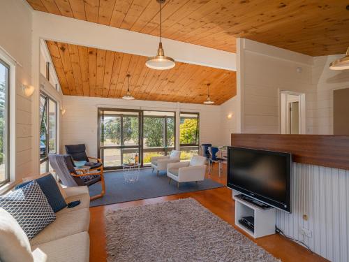 Zuhanyzó, Champion Bach - Pauanui Holiday Home in Pauanui